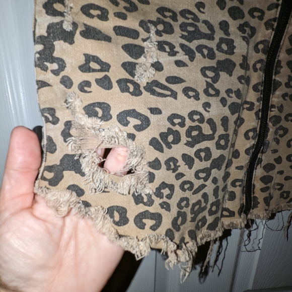 Almost famous leopard skirt ... Holes belong there - Picture 4 of 4